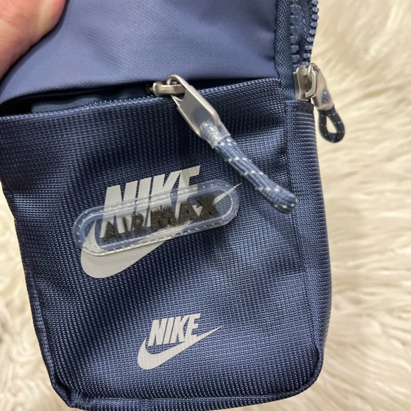 New🌿Nike Sportswear Crossbody Bag - Picture 3 of 5